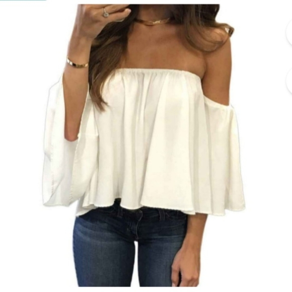Unbranded Tops - EUC White Bandeau bell sleeve top - Small
